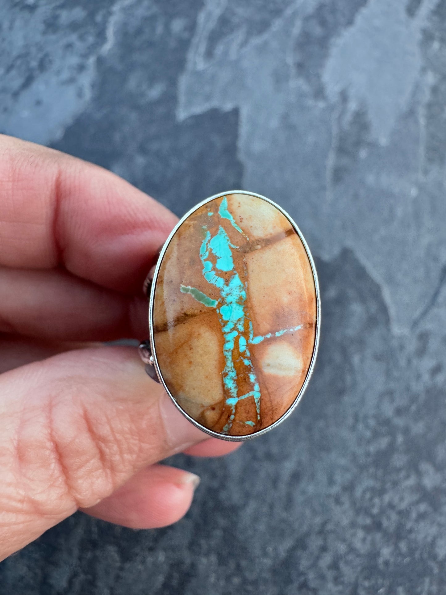 Royston Ribbon Love ring
