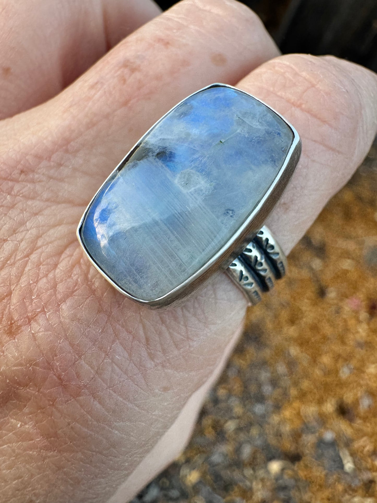 Flashy moonstone