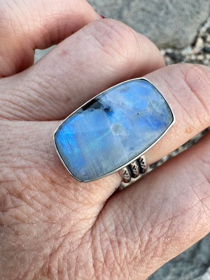 Flashy moonstone